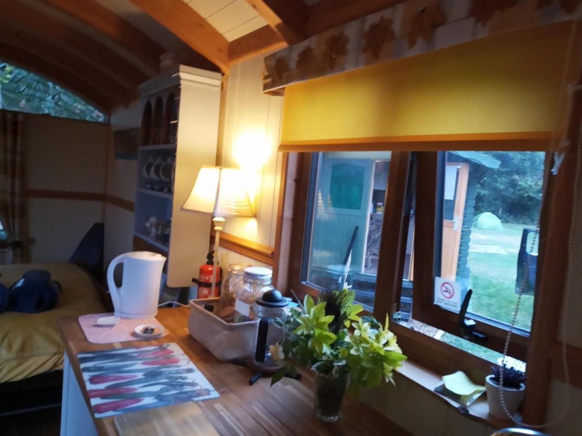 Glamping Malvern Shepherd Hut Екстериор снимка