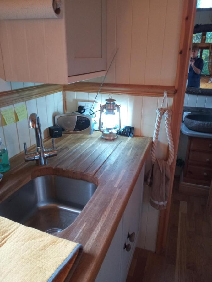 Glamping Malvern Shepherd Hut Екстериор снимка