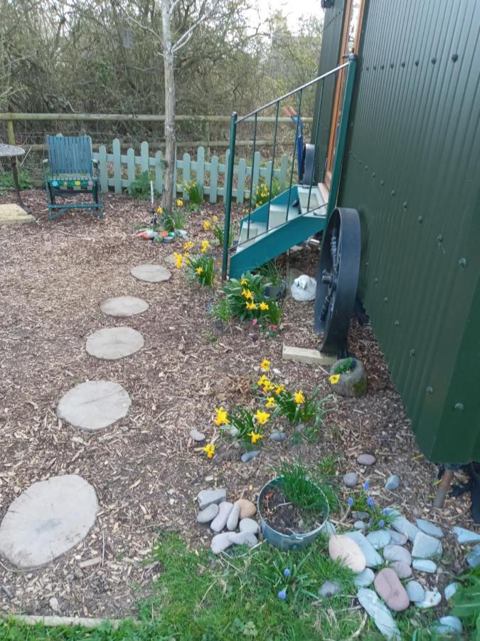 Glamping Malvern Shepherd Hut Екстериор снимка