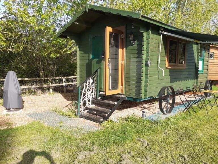 Glamping Malvern Shepherd Hut Екстериор снимка