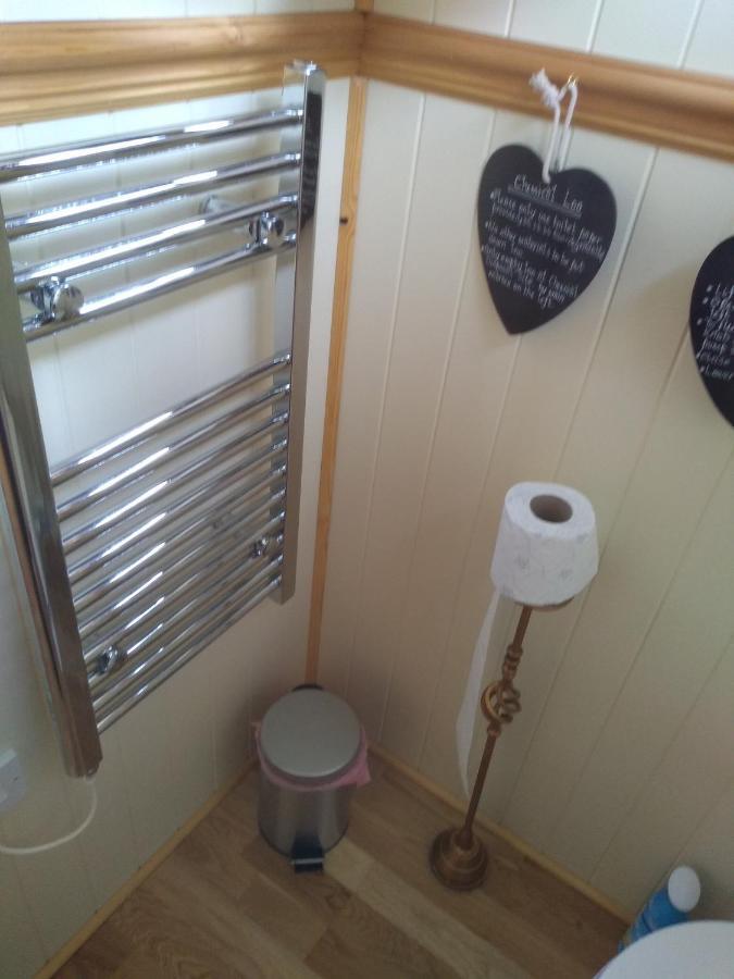 Glamping Malvern Shepherd Hut Екстериор снимка