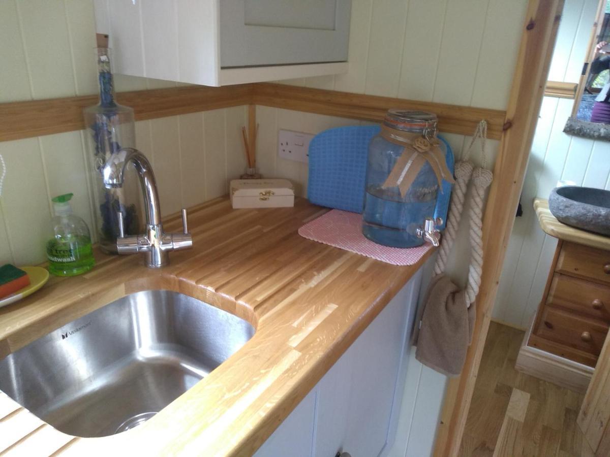 Glamping Malvern Shepherd Hut Екстериор снимка