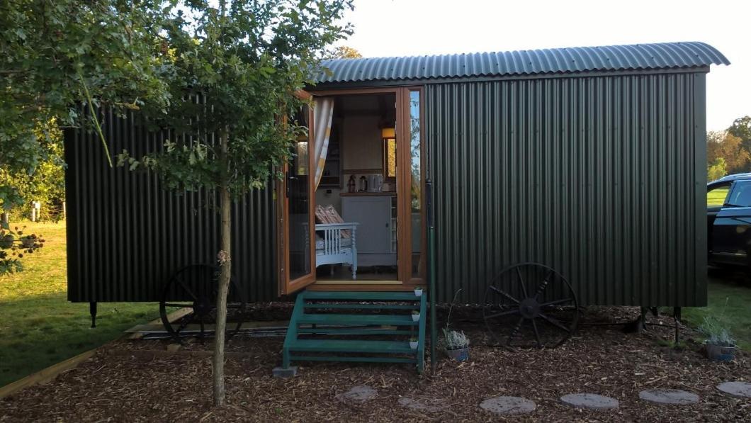 Glamping Malvern Shepherd Hut Екстериор снимка